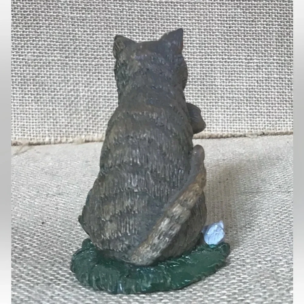 Vintage Mama Cat Holding Baby Kitten Resin Figurine Kitsch Goblin Cottage Core